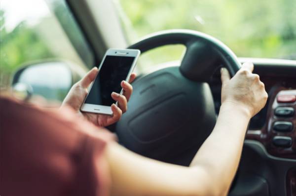 Novo Código de Trânsito Brasileiro: dirigir com uma mão só pode dar multa
